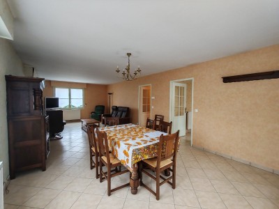 RARE! Plain pied individuel avec jardin 450m, 2 chambres, garage et parking. Adapt aux personnes  mobilit rduite.