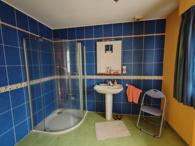 RARE! Plain pied individuel avec jardin 450m, 2 chambres, garage et parking. Adapt aux personnes  mobilit rduite.