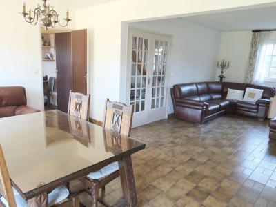 Situation exceptionnelle pour ce pavillon individuel, 4 chambres, bureau, garage et parking