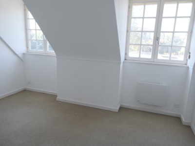 Situation exceptionnelle pour ce pavillon individuel, 4 chambres, bureau, garage et parking
