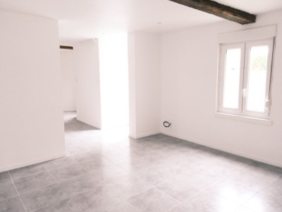 Maison semi flamande entirement rnove avec 2 chambres, cave et jardinet plein sud