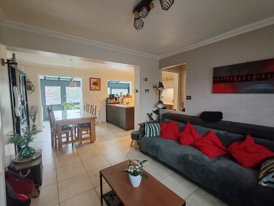 Maison de 1962 semi mitoyenne, 3 chs, jardin, gge, parking, sous sol