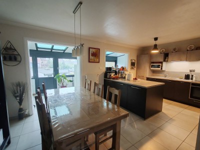 Maison de 1962 semi mitoyenne, 3 chs, jardin, gge, parking, sous sol