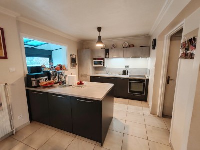 Maison de 1962 semi mitoyenne, 3 chs, jardin, gge, parking, sous sol