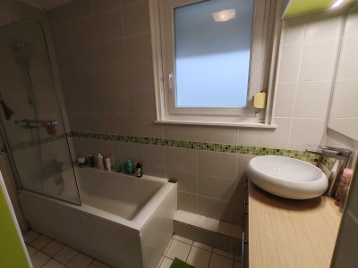 Maison de 1962 semi mitoyenne, 3 chs, jardin, gge, parking, sous sol