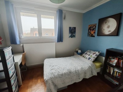 Maison de 1962 semi mitoyenne, 3 chs, jardin, gge, parking, sous sol