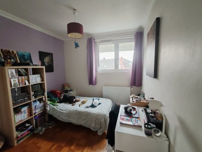 Maison de 1962 semi mitoyenne, 3 chs, jardin, gge, parking, sous sol