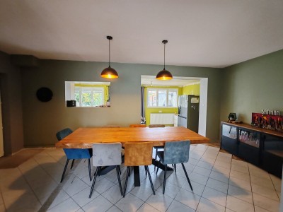 maison des ann�es 1960 semi mitoyenne, 3 chambres, jardin, garage, parking.