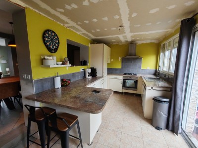 maison des ann�es 1960 semi mitoyenne, 3 chambres, jardin, garage, parking.