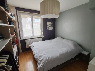 maison des ann�es 1960 semi mitoyenne, 3 chambres, jardin, garage, parking.