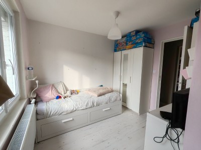 maison des ann�es 1960 semi mitoyenne, 3 chambres, jardin, garage, parking.