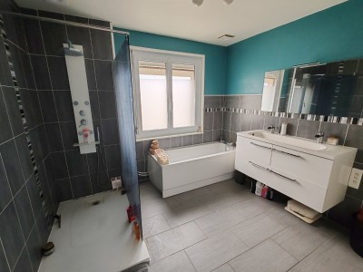 maison des ann�es 1960 semi mitoyenne, 3 chambres, jardin, garage, parking.