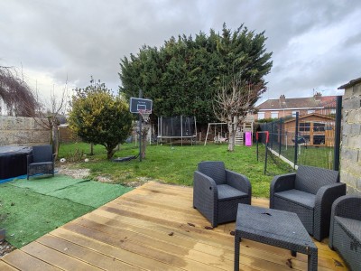 maison des ann�es 1960 semi mitoyenne, 3 chambres, jardin, garage, parking.