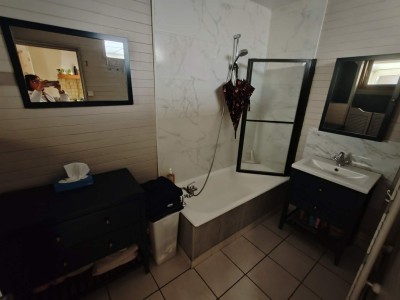 Maison de village, 2 chambres, jardin, parking 2 voitures
