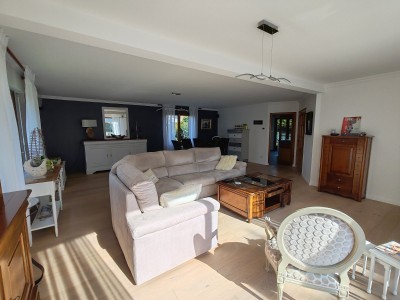 Superbe pavillon individuel de 150m� habitables, 4 chambres, 2 salles de bains, double garage.