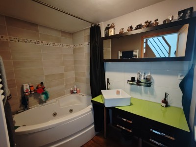 Maison rnove avec jardin, garage, 3 chambres et un bureau