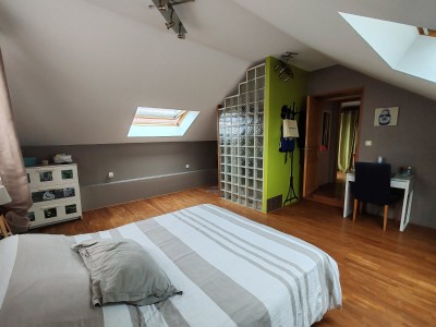 Maison rnove avec jardin, garage, 3 chambres et un bureau
