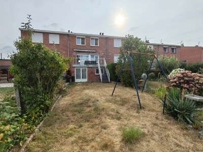 Maison bel étage avec 3 chambres, grand garage, 2 places de parking et beau jardin