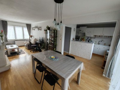 Maison bel étage avec 3 chambres, grand garage, 2 places de parking et beau jardin