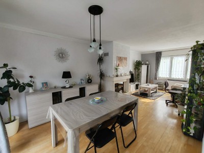 Maison bel étage avec 3 chambres, grand garage, 2 places de parking et beau jardin
