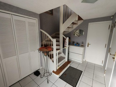 Maison bel étage avec 3 chambres, grand garage, 2 places de parking et beau jardin