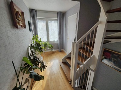 Maison bel étage avec 3 chambres, grand garage, 2 places de parking et beau jardin