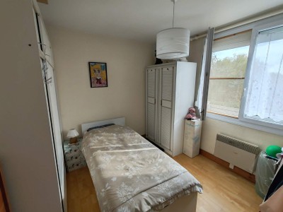 Maison bel étage avec 3 chambres, grand garage, 2 places de parking et beau jardin