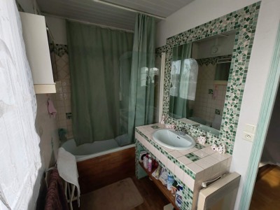 Maison bel étage avec 3 chambres, grand garage, 2 places de parking et beau jardin