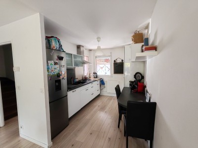 Maison des annes 1980, 3 chambres, jardin et parking privatif