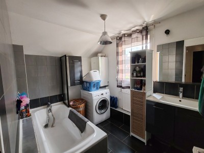 Maison des annes 1980, 3 chambres, jardin et parking privatif