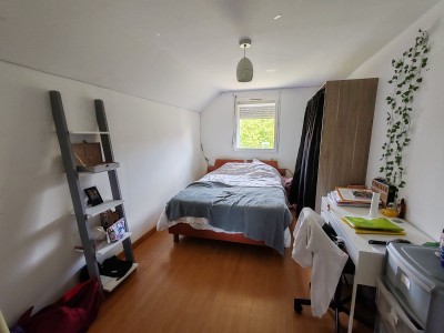Maison des annes 1980, 3 chambres, jardin et parking privatif