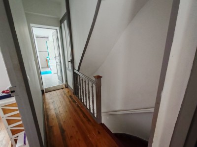 1930 entirement rnove avec jardin de 140m, 3 chambres, cave.