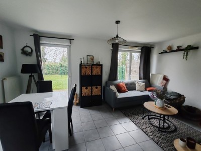 Maison récente avec jardin, garage et parking