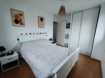 Maison récente avec jardin, garage et parking