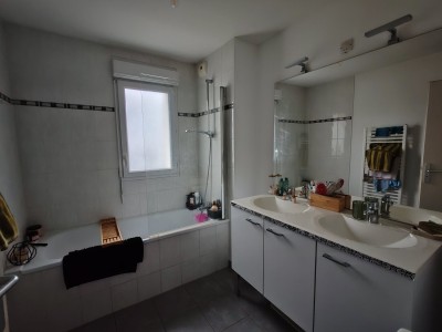 Maison récente avec jardin, garage et parking