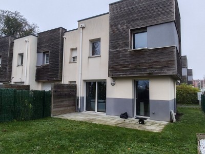 Maison récente avec jardin, garage et parking