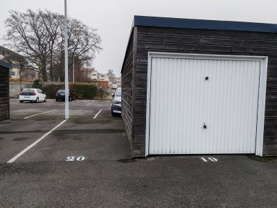 Maison récente avec jardin, garage et parking