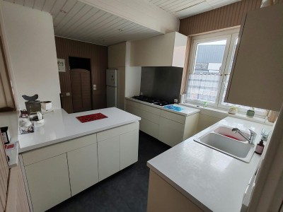 Maison en centre ville aux beaux volumes, en parfait état, 3 chambres, salle de bain et salle d eau, terrasse.