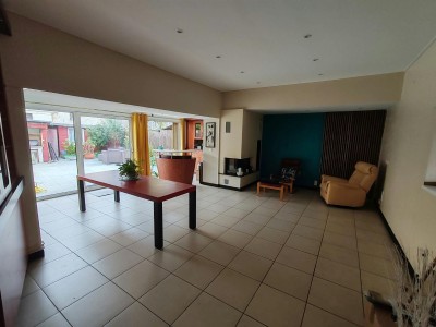 Maison en centre ville aux beaux volumes, en parfait état, 3 chambres, salle de bain et salle d eau, terrasse.