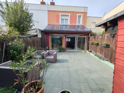 Maison en centre ville aux beaux volumes, en parfait état, 3 chambres, salle de bain et salle d eau, terrasse.