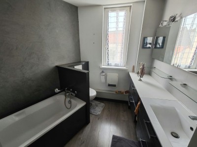 Maison en centre ville aux beaux volumes, en parfait état, 3 chambres, salle de bain et salle d eau, terrasse.