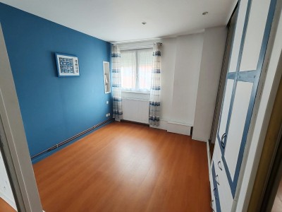 Maison en centre ville aux beaux volumes, en parfait état, 3 chambres, salle de bain et salle d eau, terrasse.