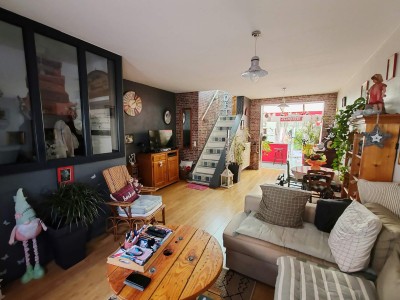 Large 1930 lumineuse avec 4 chambres et jardin bien exposé.