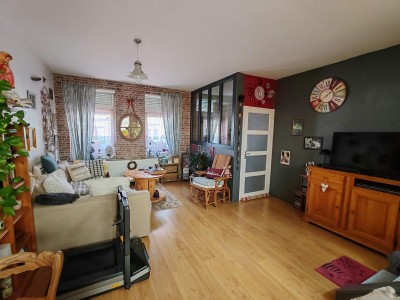 Large 1930 lumineuse avec 4 chambres et jardin bien exposé.