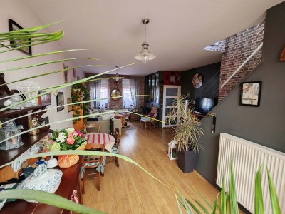 Large 1930 lumineuse avec 4 chambres et jardin bien exposé.