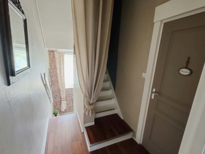 Large 1930 lumineuse avec 4 chambres et jardin bien exposé.