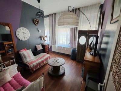 Large 1930 lumineuse avec 4 chambres et jardin bien exposé.