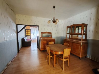 Maison semi mitoyenne en semi plain pied, 3 chambres avec garage et jardin