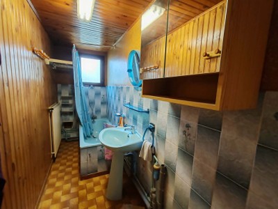 Maison semi mitoyenne en semi plain pied, 3 chambres avec garage et jardin