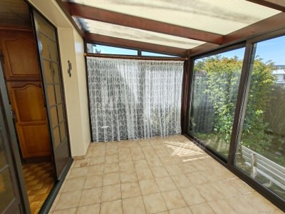 Maison semi mitoyenne en semi plain pied, 3 chambres avec garage et jardin